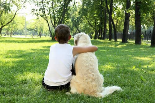 Junge mit seinem Hund in London